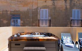 Exquisite 3-Bedroom Duplex Penthouse With Jacuzzi In Valletta Centre